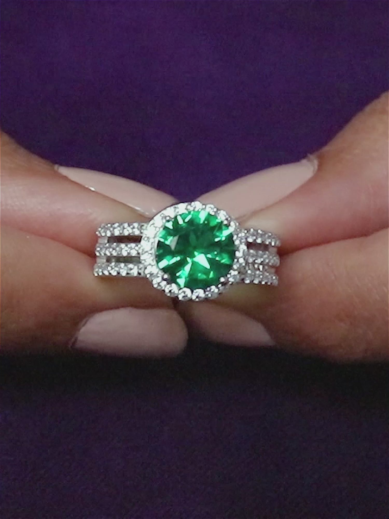 EMERALD MAGNIFICIENT SILVER RING FOR WOMEN