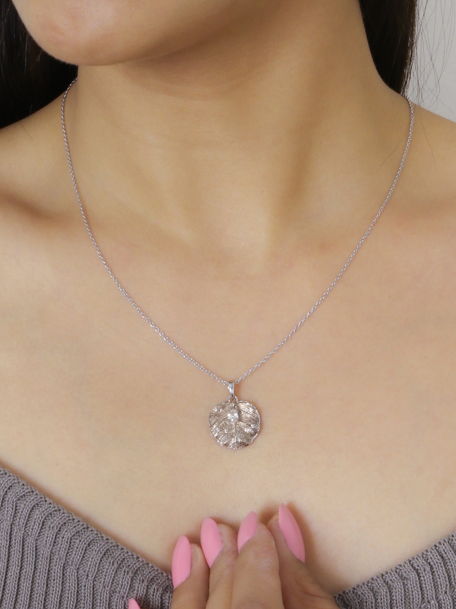 SOLITAIRE WITH A LEAF DESIGN PENDANT WITH CHAIN